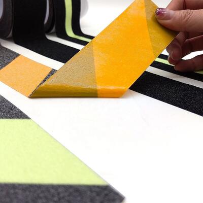 โซลูชันการป้องกันทางเดินบันไดอุตสาหกรรม เทปกาวกันลื่น พื้นผิวแรงเสียดทานสูง