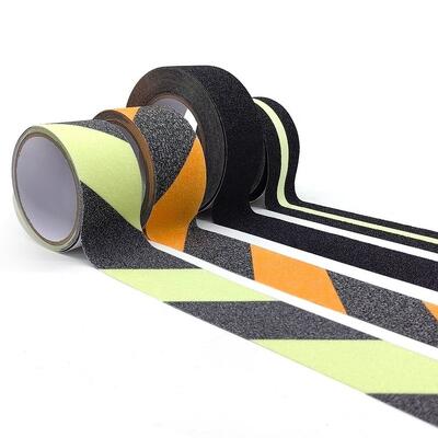 แถบกันลื่นสำหรับพื้นผิวที่มีการเสียดสี สำหรับพื้นที่อันตรายบนพื้นโรงงาน การยึดเกาะที่แข็งแรง